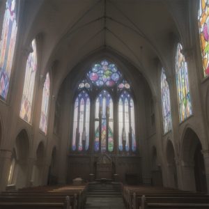 ステンドグラスが輝いている石造りの教会